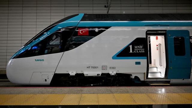 Uraloğlu milli hızlı trenle test s&uuml;r&uuml;ş&uuml; yaptı: '250 kilometre hız g&ouml;r&uuml;ld&uuml;'