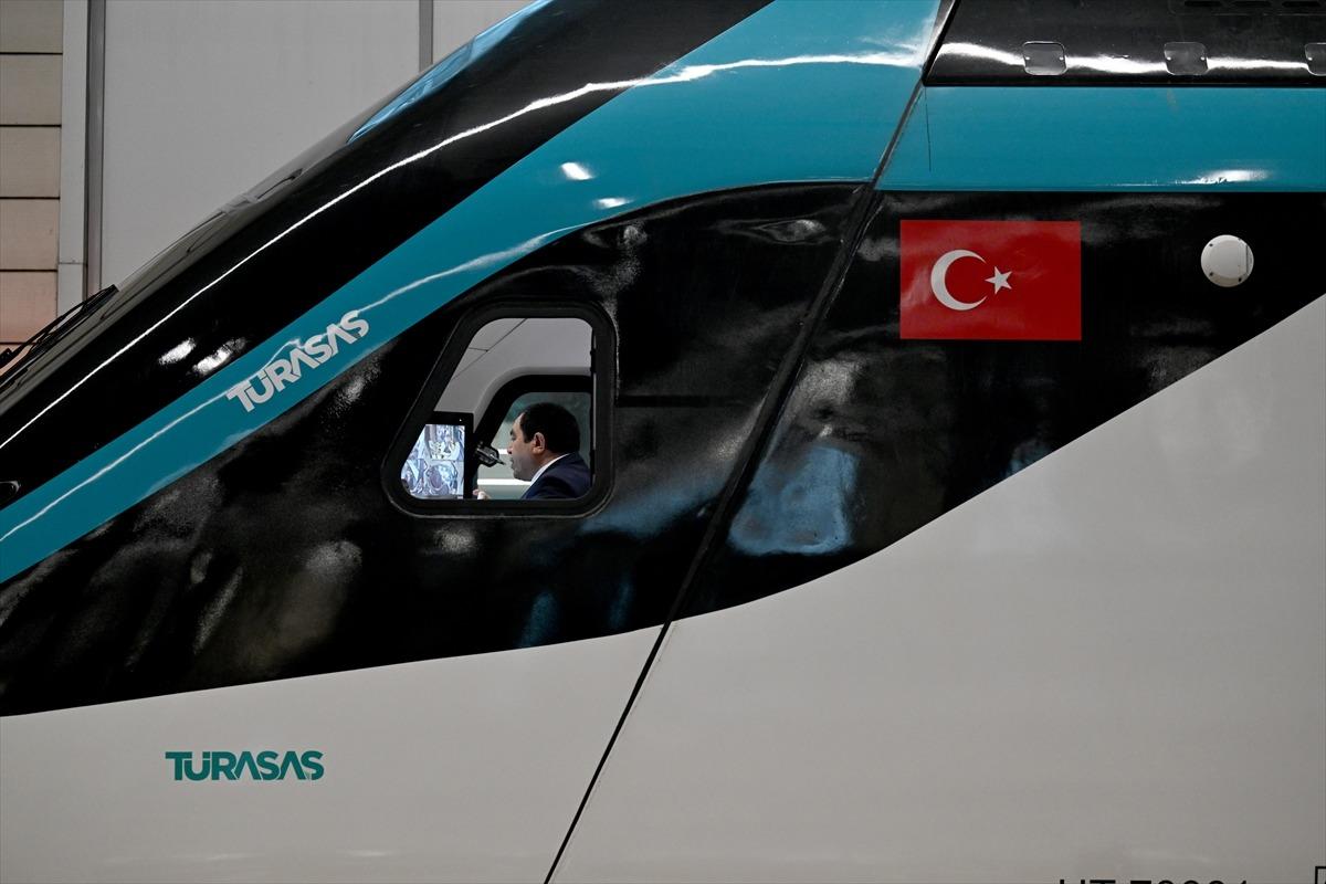 Uraloğlu milli hızlı trenle test s&uuml;r&uuml;ş&uuml; yaptı:  250 kilometre hız g&ouml;r&uuml;ld&uuml;  6