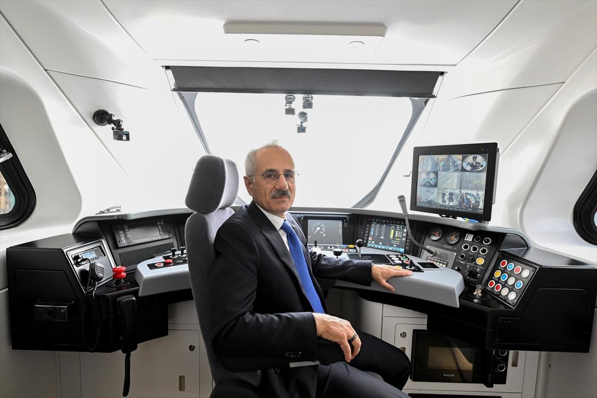 Uraloğlu milli hızlı trenle test s&uuml;r&uuml;ş&uuml; yaptı:  250 kilometre hız g&ouml;r&uuml;ld&uuml;  9