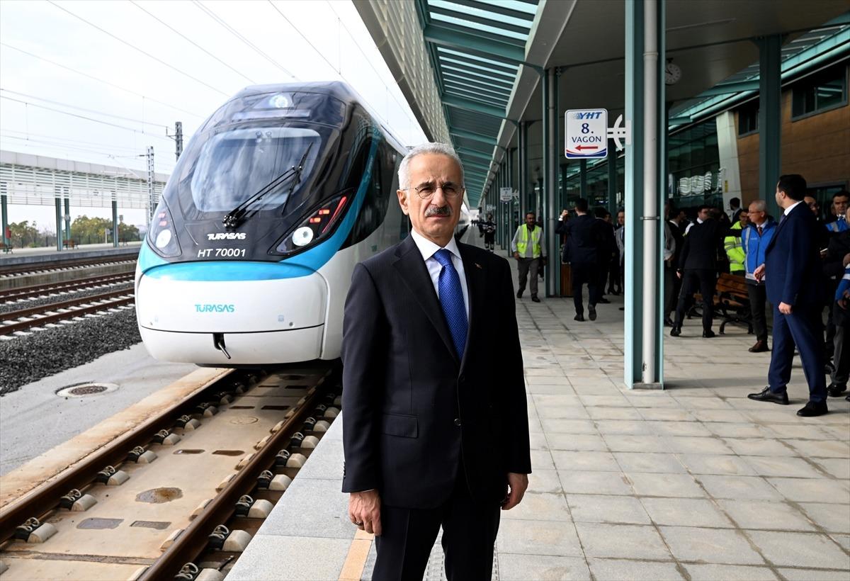 Uraloğlu milli hızlı trenle test s&uuml;r&uuml;ş&uuml; yaptı:  250 kilometre hız g&ouml;r&uuml;ld&uuml;  10