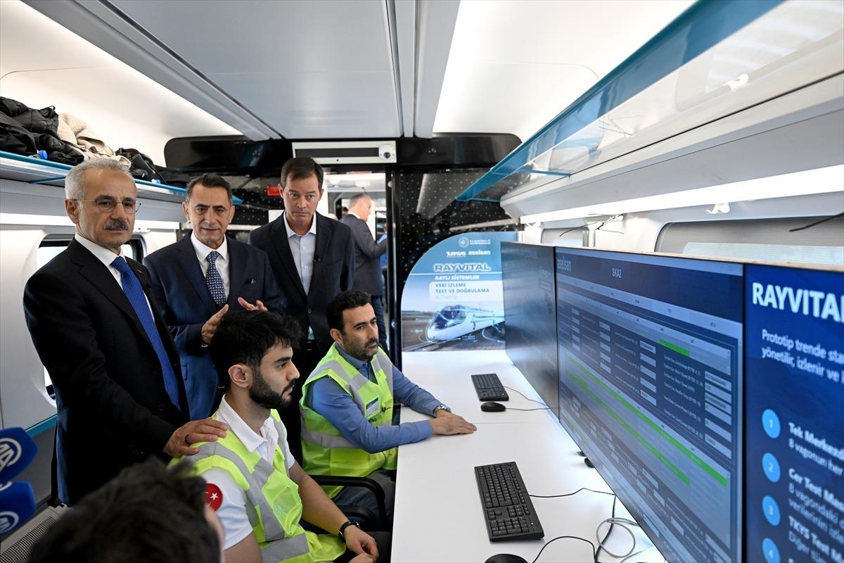 Uraloğlu milli hızlı trenle test s&uuml;r&uuml;ş&uuml; yaptı:  250 kilometre hız g&ouml;r&uuml;ld&uuml;  8