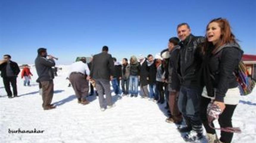 &Ouml;nce halay, sonra kayak keyfi