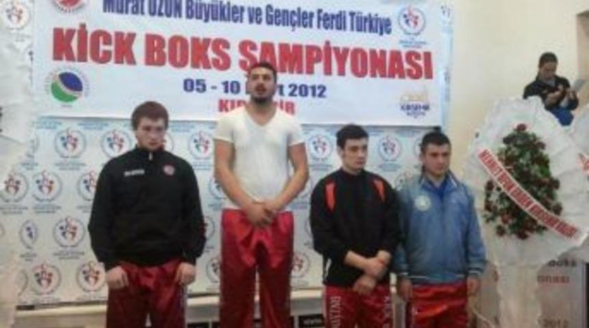 Bitlisli milli sporcu Okay, Full Contack'ta T&uuml;rkiye şampiyonu oldu