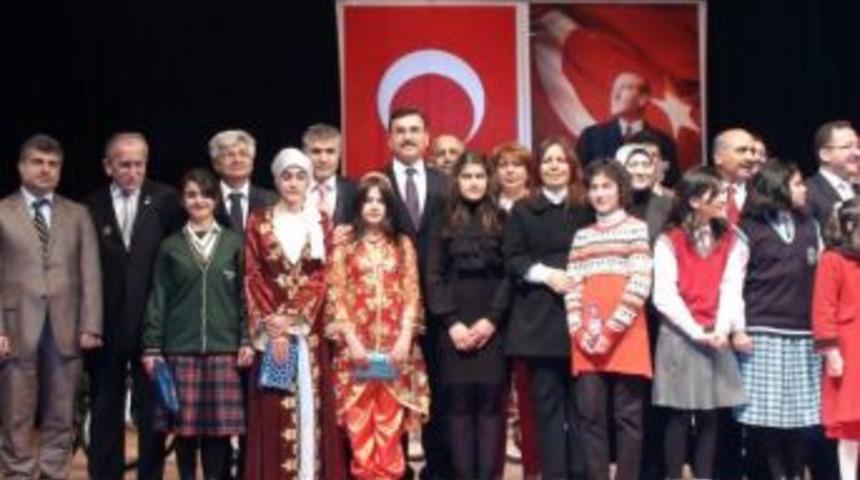 Vali Turhan, finalist &ouml;ğrencilere bilgisayar hediye etti