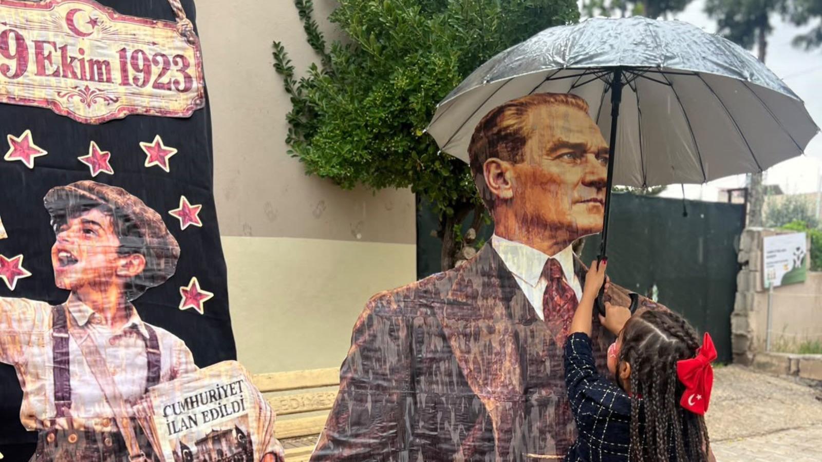 Yağmura aldırış etmeden Atasına şemsiye tuttu! Küçük kızın davranışı yürekleri ısıttı 🇹🇷👏