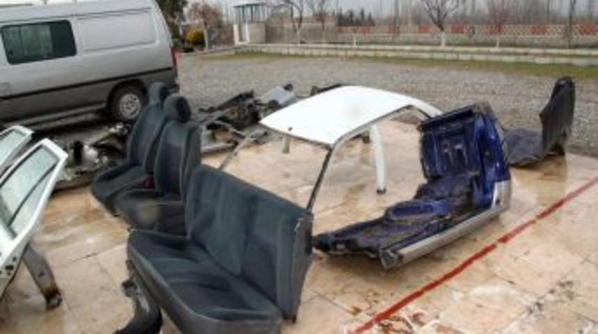 &Ccedil;aldıkları arabaları par&ccedil;alayıp hurdacılara satan &ccedil;ete &ccedil;&ouml;kertildi