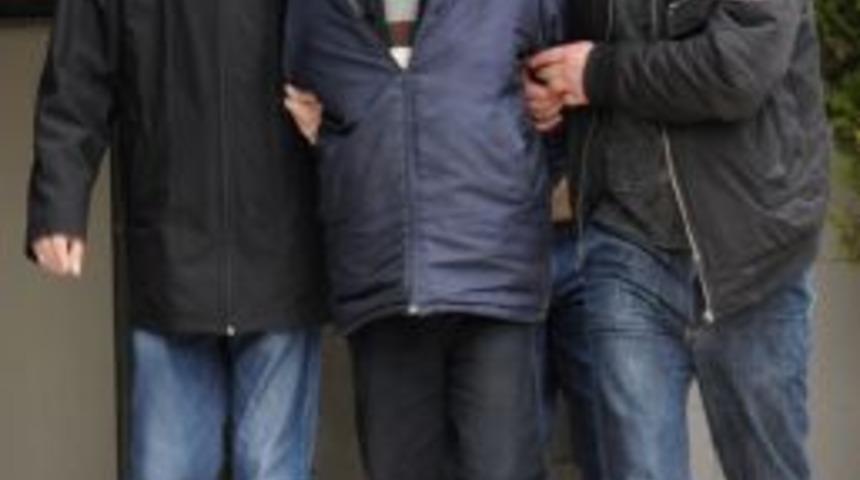 Kapkaççının çantasını çaldığı yaşlı kadın zanlıyı kovaladı