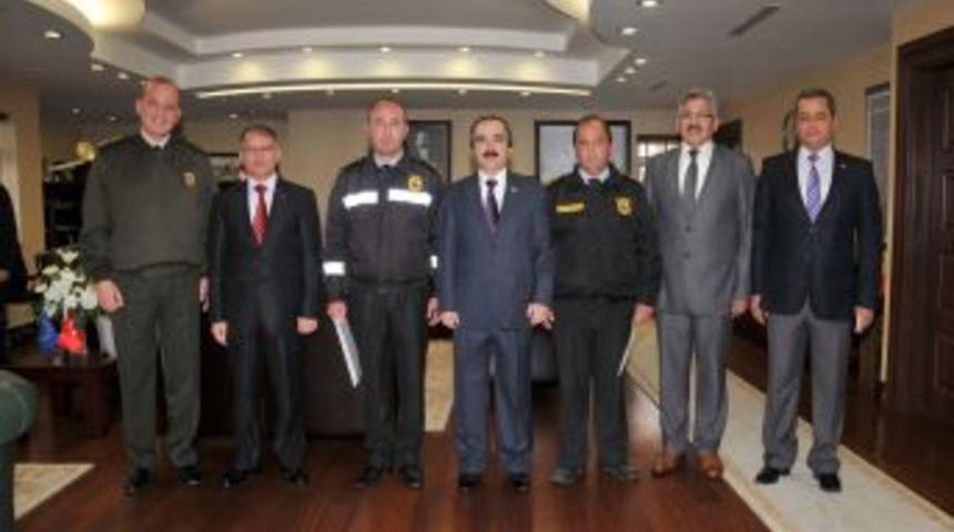 Vali Coş başarılı &ouml;zel g&uuml;venlik&ccedil;ileri &ouml;d&uuml;llendirdi