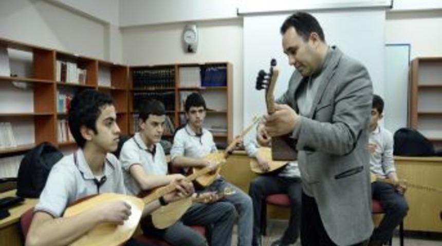 Liseliler, derslerden arta kalan vakitlerinde bağlama &ccedil;almayı &ouml;ğreniyor