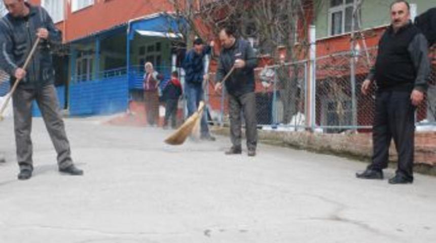 Mahalle halkı, mahallesini s&uuml;p&uuml;rgeyle temizliyor