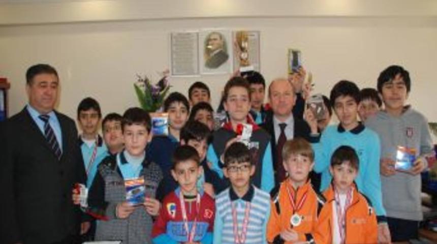 G&uuml;len Koleji satran&ccedil;ta ustalığını konuşturdu