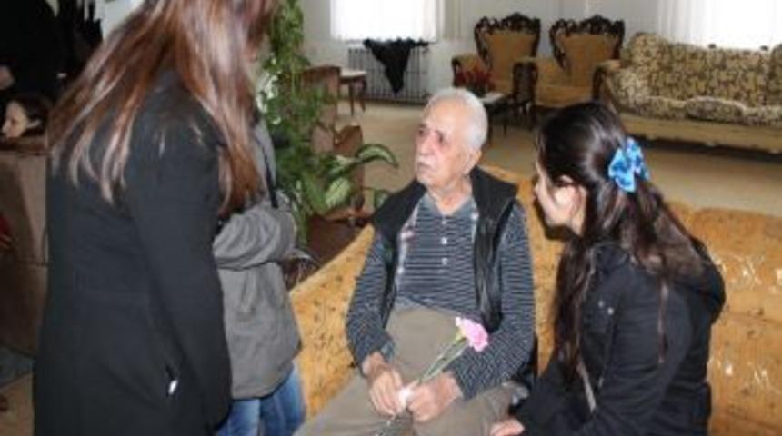 &Uuml;niversite &ouml;ğrencileri huzurevindeki yaşlıları sevindirdi