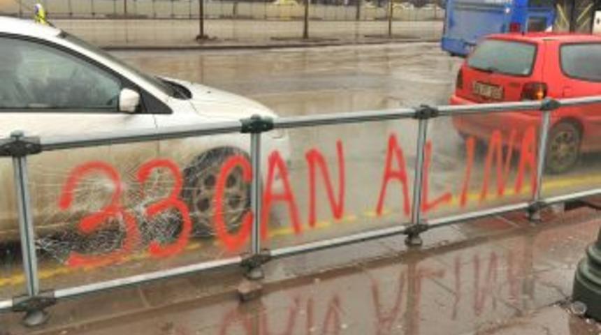 Madımak davası sonrasında bariyer ve otob&uuml;s durakları tahrip edildi