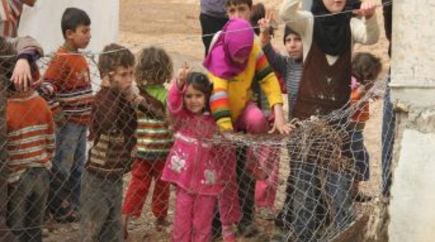 Kızılay sayısı artan misafirler i&ccedil;in yeni &ccedil;adırlar kurmaya başladı