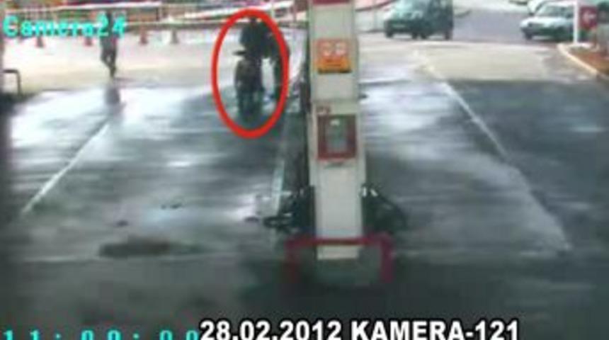 Polis, bombacıyı yakalamak i&ccedil;in 900 saat kamera kaydı izlemiş