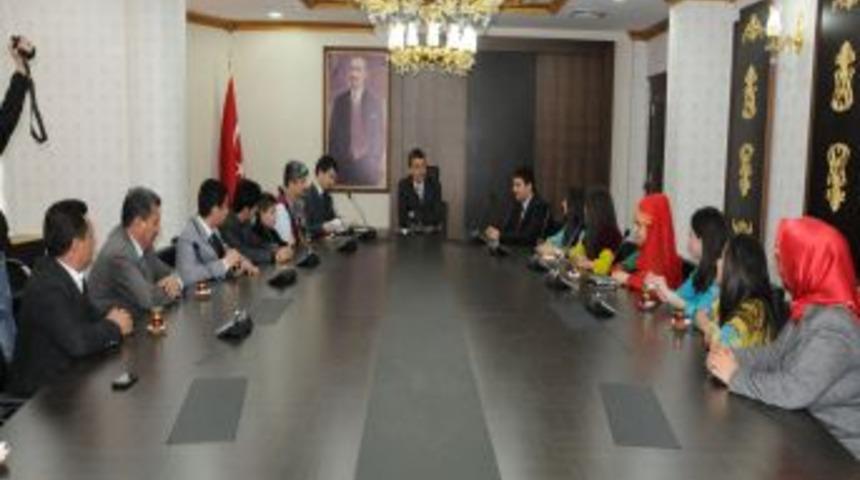 Vali G&uuml;ven&ccedil;'ten Iraklı gen&ccedil;lere: Anlamsız savaşları siz sonlandıracaksınız