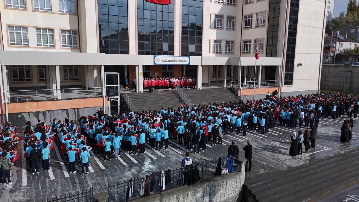 850 öğrenci aynı anda bayrak açtı: Havadan görüntüler mest etti 2