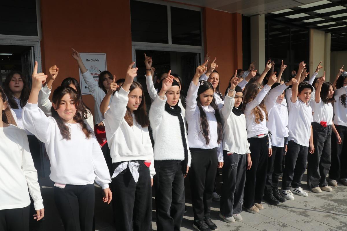 850 öğrenci aynı anda bayrak açtı: Havadan görüntüler mest etti 3