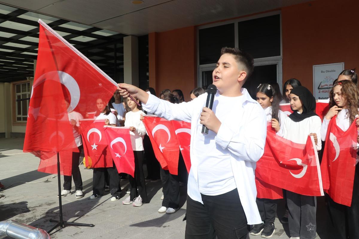850 öğrenci aynı anda bayrak açtı: Havadan görüntüler mest etti 4