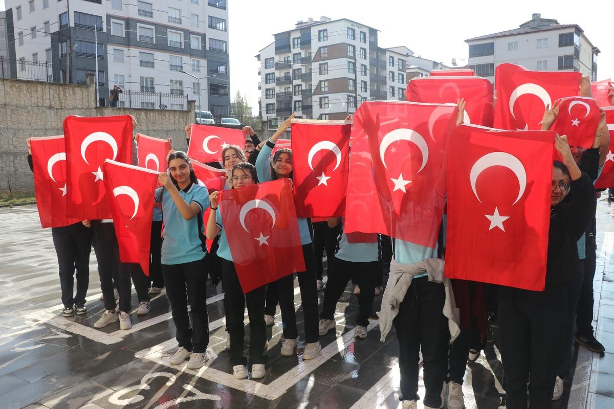 850 öğrenci aynı anda bayrak açtı: Havadan görüntüler mest etti 5