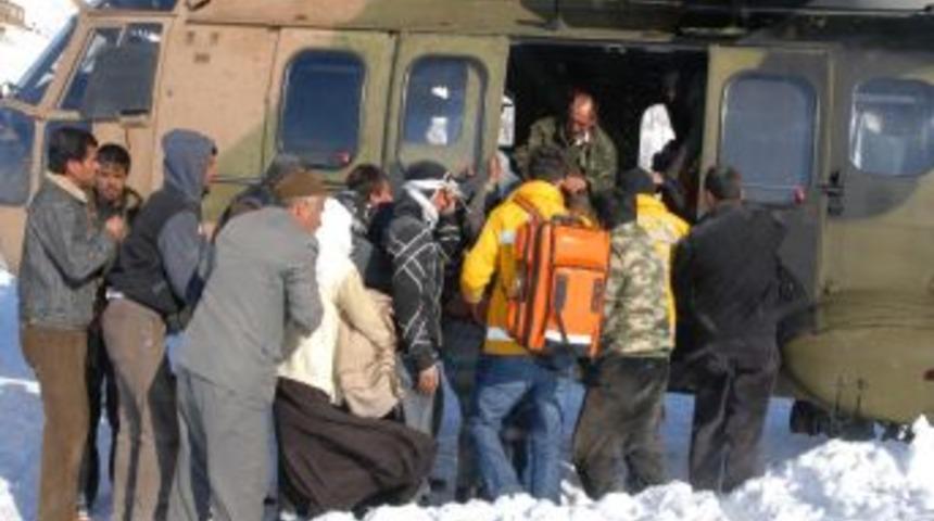 K&ouml;yde d&uuml;ş&uuml;k yapan kadın, helikopterle hastaneye yetiştirildi