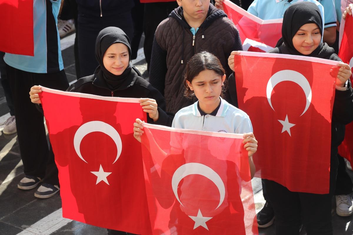 850 öğrenci aynı anda bayrak açtı: Havadan görüntüler mest etti 1