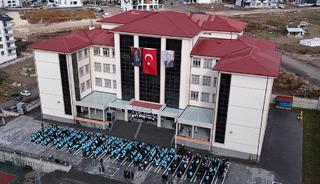 850 &ouml;ğrenci aynı anda bayrak a&ccedil;tı: Havadan g&ouml;r&uuml;nt&uuml;ler mest etti