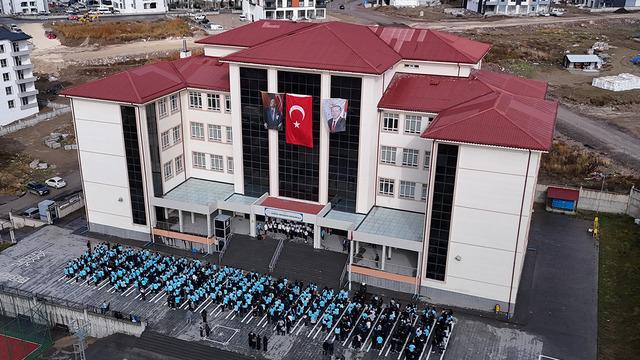 850 öğrenci aynı anda bayrak açtı: Havadan görüntüler mest etti