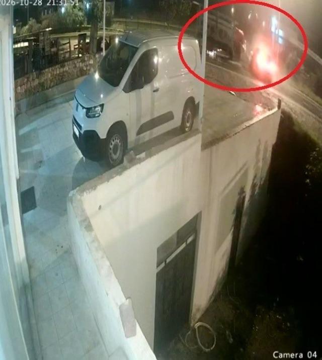 Antalya’da refüjü aşıp karşı şeride dalan kamyon ortalığı savaş alanına çevirdi: 3 yaralı 16
