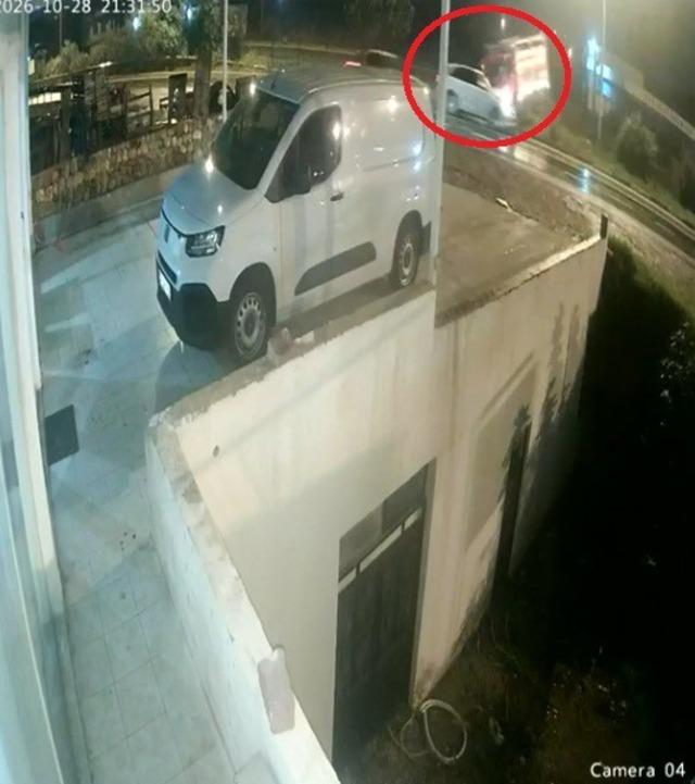 Antalya’da refüjü aşıp karşı şeride dalan kamyon ortalığı savaş alanına çevirdi: 3 yaralı 15