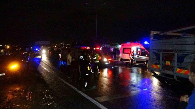 Antalya’da refüjü aşıp karşı şeride dalan kamyon ortalığı savaş alanına çevirdi: 3 yaralı 13