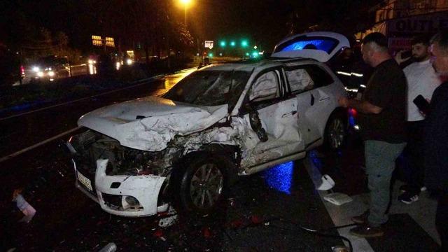 Antalya’da refüjü aşıp karşı şeride dalan kamyon ortalığı savaş alanına çevirdi: 3 yaralı 12