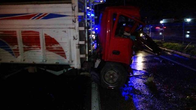 Antalya’da refüjü aşıp karşı şeride dalan kamyon ortalığı savaş alanına çevirdi: 3 yaralı 11