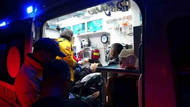 Antalya’da refüjü aşıp karşı şeride dalan kamyon ortalığı savaş alanına çevirdi: 3 yaralı 10