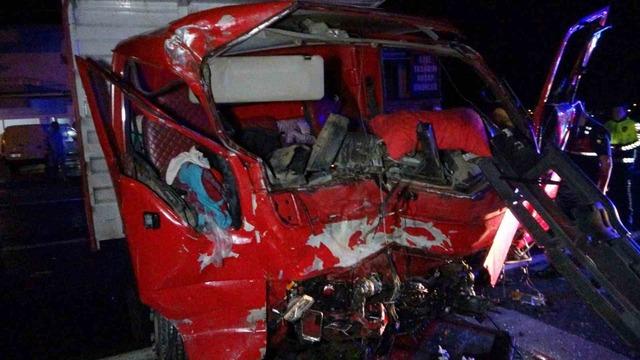 Antalya’da refüjü aşıp karşı şeride dalan kamyon ortalığı savaş alanına çevirdi: 3 yaralı 8