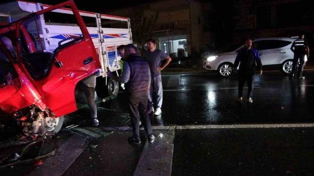 Antalya’da refüjü aşıp karşı şeride dalan kamyon ortalığı savaş alanına çevirdi: 3 yaralı 7