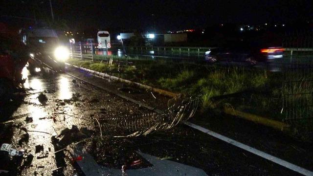 Antalya’da refüjü aşıp karşı şeride dalan kamyon ortalığı savaş alanına çevirdi: 3 yaralı 6