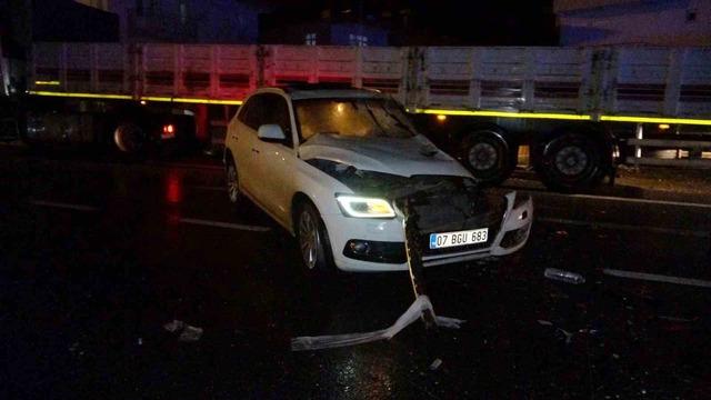 Antalya’da refüjü aşıp karşı şeride dalan kamyon ortalığı savaş alanına çevirdi: 3 yaralı 5