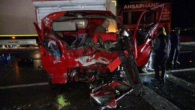 Antalya’da refüjü aşıp karşı şeride dalan kamyon ortalığı savaş alanına çevirdi: 3 yaralı 4