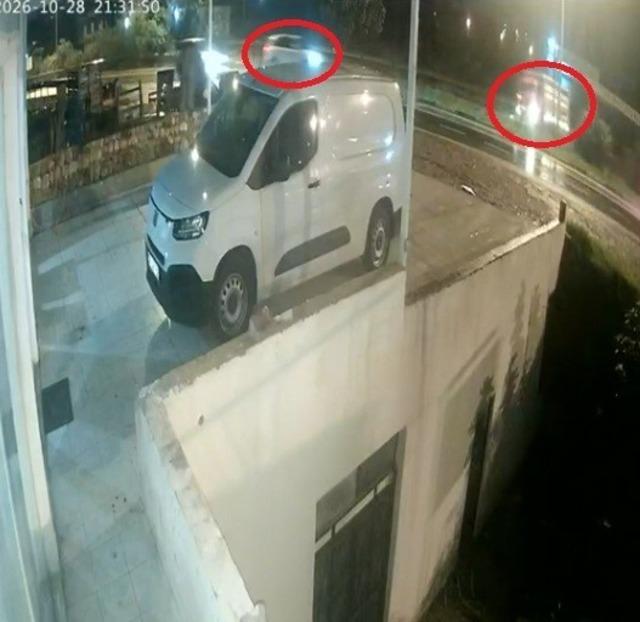 Antalya’da refüjü aşıp karşı şeride dalan kamyon ortalığı savaş alanına çevirdi: 3 yaralı 3