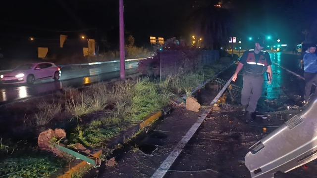 Antalya’da refüjü aşıp karşı şeride dalan kamyon ortalığı savaş alanına çevirdi: 3 yaralı 2