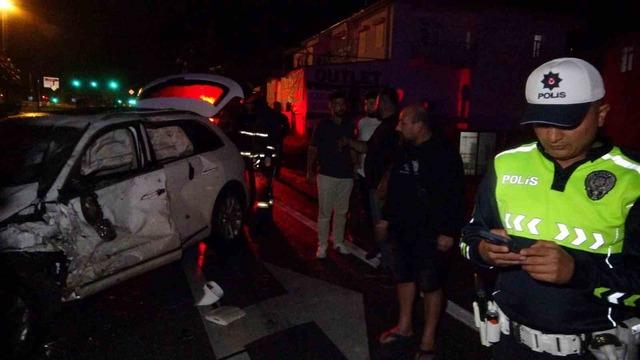 Antalya’da refüjü aşıp karşı şeride dalan kamyon ortalığı savaş alanına çevirdi: 3 yaralı 1