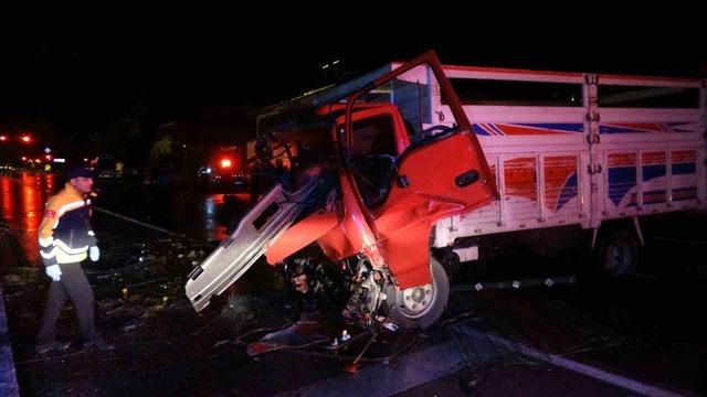 Antalya’da refüjü aşıp karşı şeride dalan kamyon ortalığı savaş alanına çevirdi: 3 yaralı