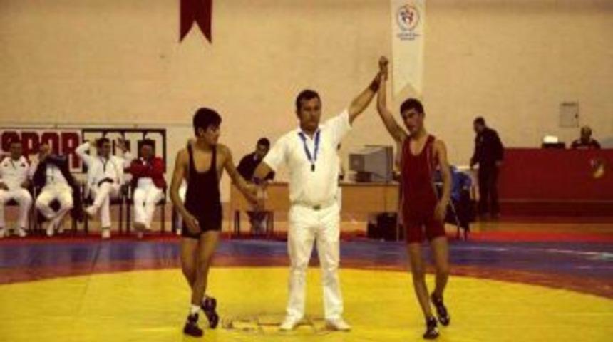 Grekoromen grup ma&ccedil;ları 145 sporcunun katılımıyla başladı