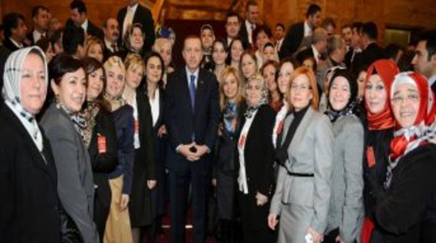 AK Parti Balıkesir İl Kadın Kolları'ndan Başbakan Erdoğan'a teşekk&uuml;r ziyareti