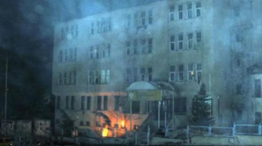 Liseliler yurdu ateşe verdi