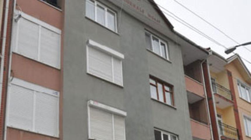 Balkondan d&uuml;şen gen&ccedil; kadın &ouml;ld&uuml;