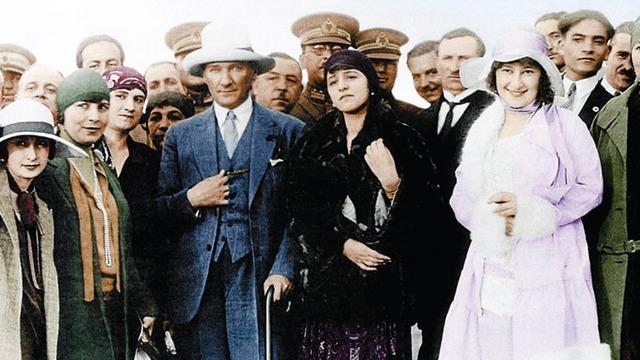 Cumhuriyet&rsquo;in aydınlık y&uuml;z&uuml; T&uuml;rk kadını! İşte kazanılan tarihi haklar