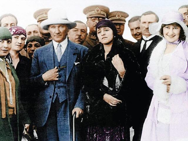 Cumhuriyet&rsquo;in aydınlık y&uuml;z&uuml; T&uuml;rk kadını! İşte kazanılan tarihi haklar