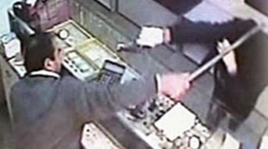 Soyguncunun kafasına demir sopayı indirdi